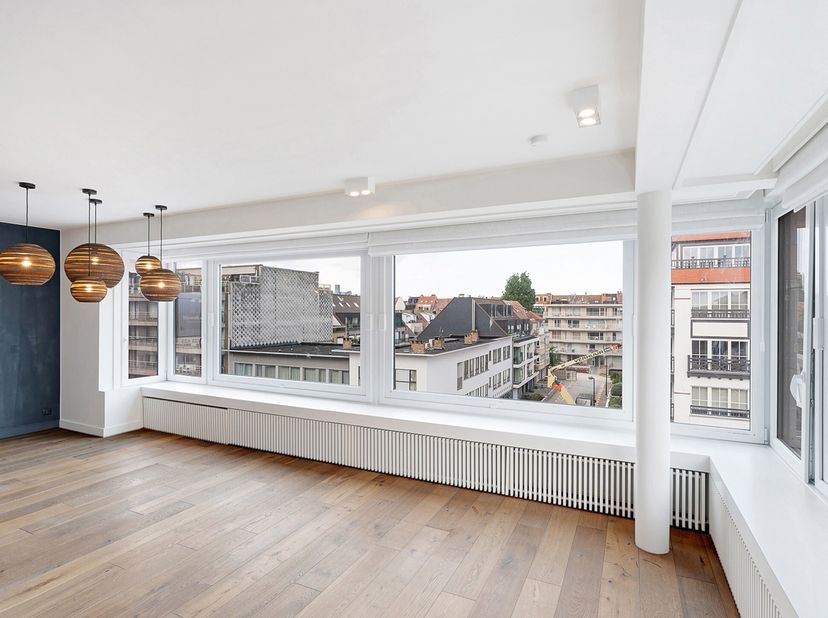 Ruim en stijlvol gerenoveerd appartement op topligging in de Lippenslaan&lt;br /&gt;
Zeer smaakvol gerenoveerd ongemeubeld appartement gelegen aan de zonnek