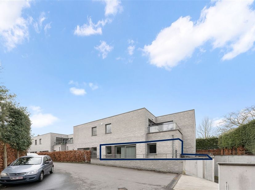 Gelegen in het charmante Hulste, biedt dit moderne appartement een comfortabele leefruimte van 80m². Met twee ruime slaapkamers is dit de ideale wonin