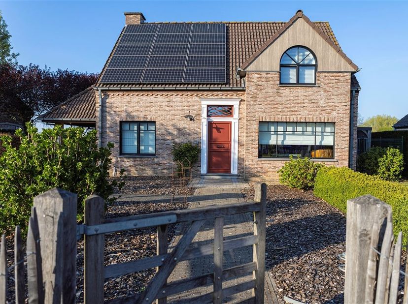 In het landelijke Westrode vinden we deze charmante, zeer goed onderhouden en energiezuinige (EPC-score &quot;B&quot;) open bebouwing terug op een ruim perceel