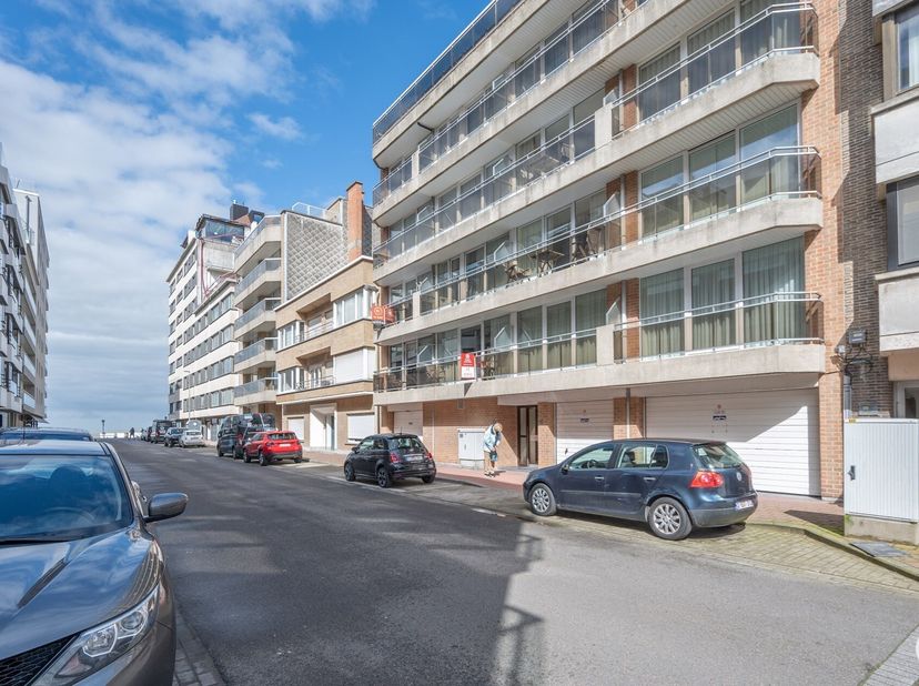 Mogelijkheid tot aankoop van een dubbele auto-staanplaats op wandelafstand van de Zeedijk-Albertstrand.&lt;br /&gt;
Afmetingen: 9,22m (lengte)  op 1,95m (br