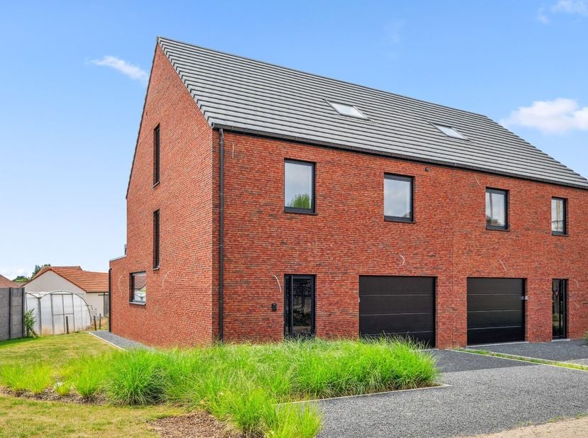 Deze prachtige woning met EPC A is gelegen in Binkom en biedt alle comfort en ruimte die je nodig hebt. Deze HOB heeft een perceeloppervlakte van 400