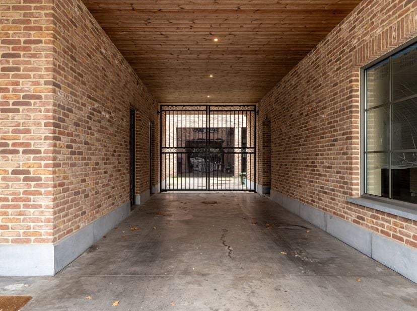Welkom te Vossenkotstraat 38B te Sint-Niklaas. &lt;br /&gt;
&lt;br /&gt;
We vinden op de gelijkvloerse verdieping een doorrit naar het achtergelegen ruime magazij