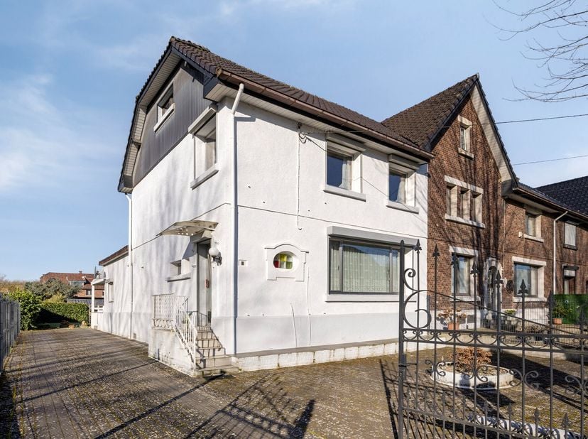 Welkom in de Spechtstraat 1 te Genk!&lt;br /&gt;
&lt;br /&gt;
We bevinden ons hier in een rustige woonbuurt te Genk-Waterschei en nabij Hoevenzavel en Thor Park.