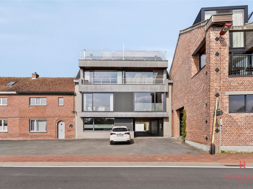 2-slaapkamer appartement met handelsruimte in het hart van Nevele.&lt;br /&gt;
Dit instapklare 2-slaapkamer appartement met polyvalente ruimte en visibilite