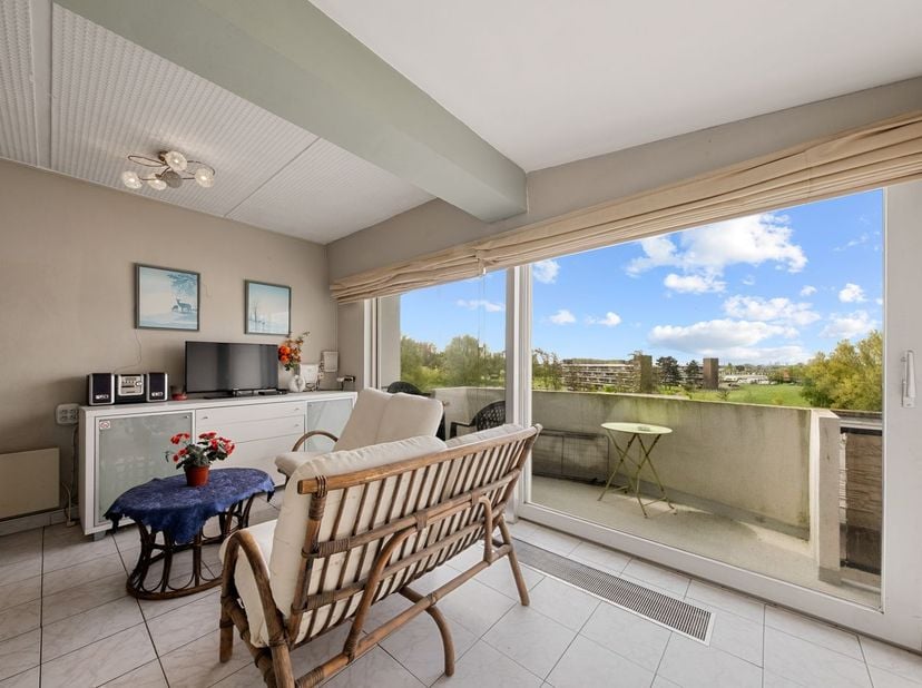 2-slaapkamer appartement op centrale ligging in De Haan (Park Atlantis) op 800m van het strand! Dit zonnig appartement omvat een lichtrijke woonkamer,