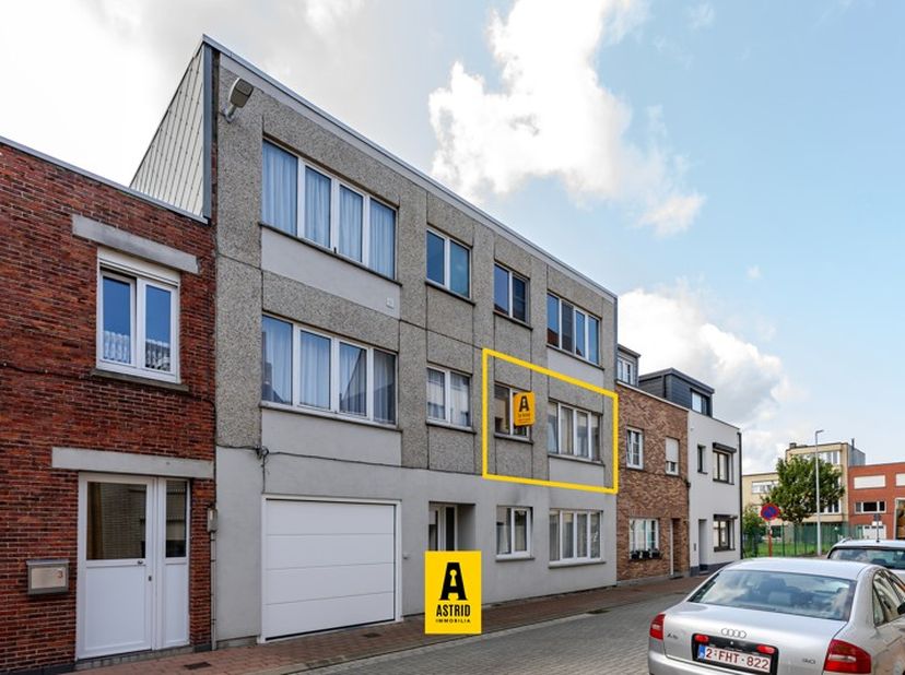 Gezellig appartement gelegen op de eerste verdieping van een kleine residentie (zonder lift). Vlabij winkels, openbaar vervoer en natuurlijk het prach