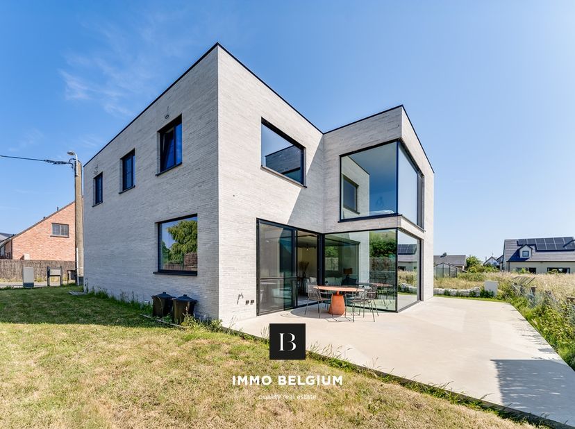 Deze stijlvolle alleenstaande woning ligt op het einde van een doodlopende straat in een rustige, residentiële wijk. Ze combineert hedendaagse archite