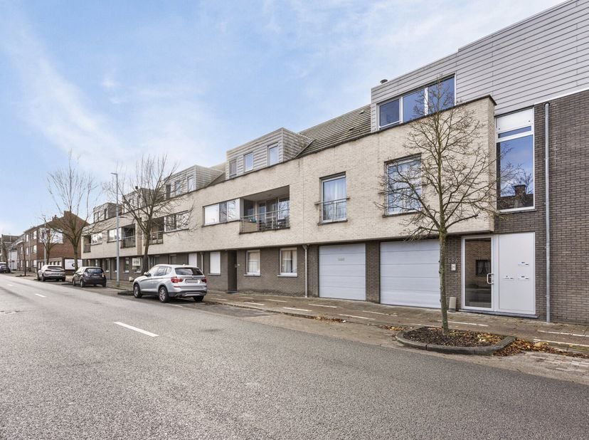 Het appartement bestaat uit een inkomhal, gastentoilet, grote woonkamer met open ingerichte keuken (met kookplaat, vaatwasser, dampkap, koelkast), een