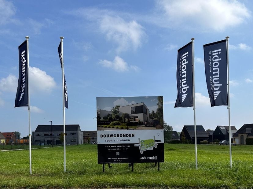Bouwgrond voor een open bebouwing in een moderne bouwstijl (lot 1). Interesse in deze nog nieuw te bouwen villa? Contacteer ons om de plannen in te ki