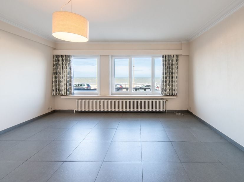 Espace de vie lumineux et spacieux avec une magnifique vue sur la mer.&lt;br /&gt;
Hall d&#039;entrée spacieux avec une salle de bain soignée.&lt;br /&gt;
Cuisine enti