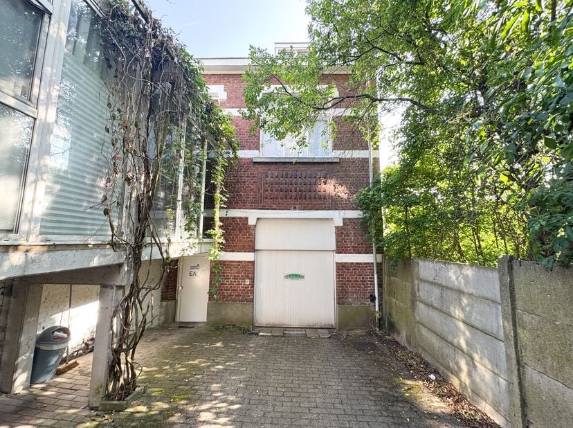 À deux pas du campus de la VUB, proche de toutes les commodités, découvrez cette maison arrière unifamiliale sur deux niveaux, située en intérieur dîl