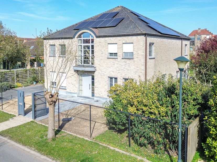 Ontdek deze charmante en perfect onderhouden villa, gelegen in een rustige en residentiële wijk op een steenworp van het bruisende centrum van De Haan