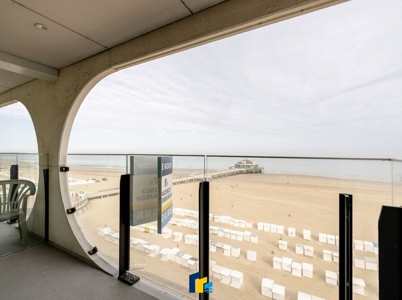 Welkom in Blankenberge, waar zee, rust en charme samenkomen op een unieke locatie aan de rustige kant van de Zeedijk. Op de negende verdieping van een