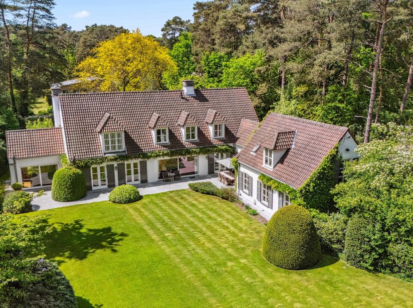 In een rustige straat nabij het meer van Keerbergen bevindt zich deze uitzonderlijke landelijke villa. De woning ligt op een prachtig aangelegd en vol