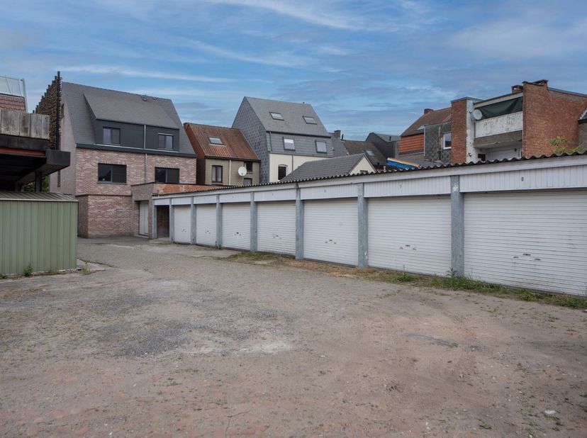 Een garagebox te koop aan het station van Wetteren.&lt;br /&gt;
Iedere garagebox is voorzien van een rolpoort.&lt;br /&gt;
Voor inlichtingen: Sabine@vandercruysse