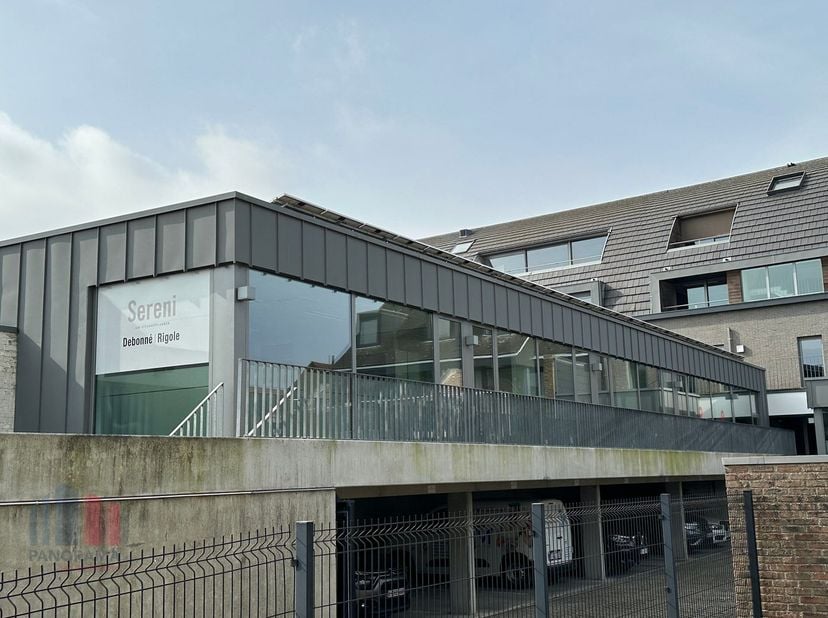 Fantastisch gelegen kantoor met een oppervlakte van 156 m² te huur langs én met visibiliteit van de bedrijvige Meensesteenweg op slechts 300 m van de