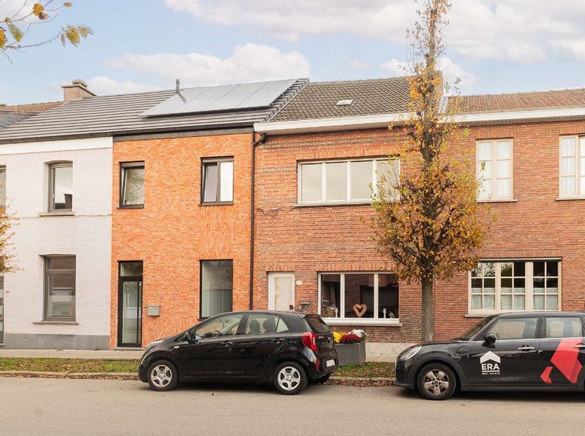 Ben je op zoek naar een woning met potentieel? Deze gezinswoning staat klaar om nieuw leven ingeblazen te worden. De renovatie biedt een zeldzame kans