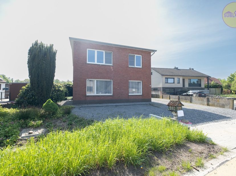 Deze vrijstaande woning, gelegen in een rustige straat te Balen-Hulsen bevindt zich op een perceel van maar liefst 7a32ca. &lt;br /&gt;
&lt;br /&gt;
Bij het betre