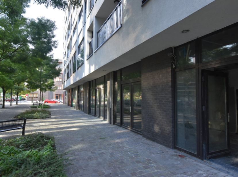 In een gebouw uit 2012 bevindt zich een glazen begane grond van 620 m², verdeeld in verschillende ruimtes. De ruimte is in 2019 volledig gerenoveerd e