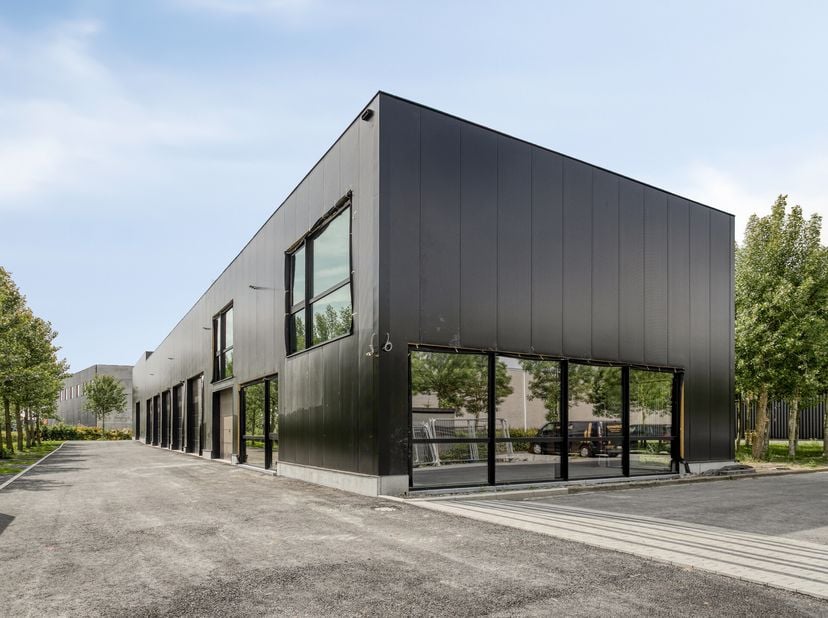 Nieuwbouwmagazijn van ca. 72 m² met kantoor van ca. 19 m² te huur in Wevelgem. Inclusief 2 staanplaatsen.&lt;br /&gt;
Het project bestaat uit 7 bedrijfsruim