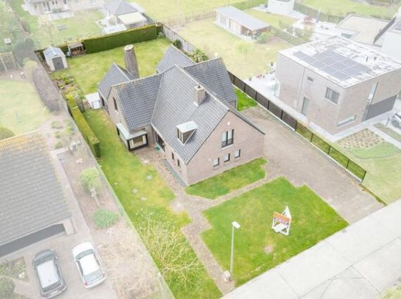 Karaktervolle villa opgetrokken en gebouwd in 1986 door de eerste eigenaar met de grootste zorg en geduld, voel je meteen de bijzondere sfeer die hier