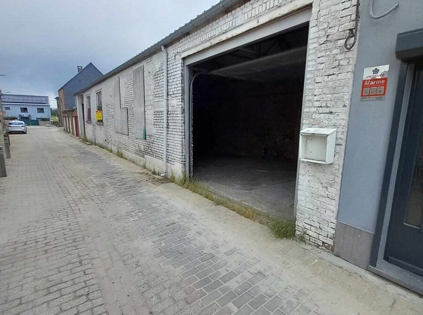 2 petits entrepôts disponible à la vente situé plein centre de La Louvière. Une parcelle de 64ca et une parcelle de 71ca selon cadastre. Les offres se