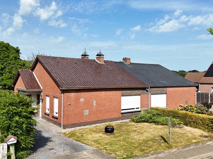 Deze charmante woning bevindt zich in de Moerdijkstraat te Ichtegem, omringd door prachtige landelijke uitzichten en biedt een vlotte verbinding naar