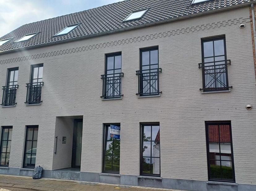 Het gelijkvloers appartement heeft de volgende indeling: Ruime en lichtrijke leefruimte met sierhaard en open ingerichte keuken (kasten, koelkast, dub