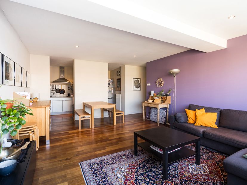 ELSENE, tussen het Stefaniaplein en de Naamsepoort, licht DUPLEX PENTHOUSE (2 slaapkamers/2 badkamers) van ± 100 m² gelegen op de 3e en hoogste verdie