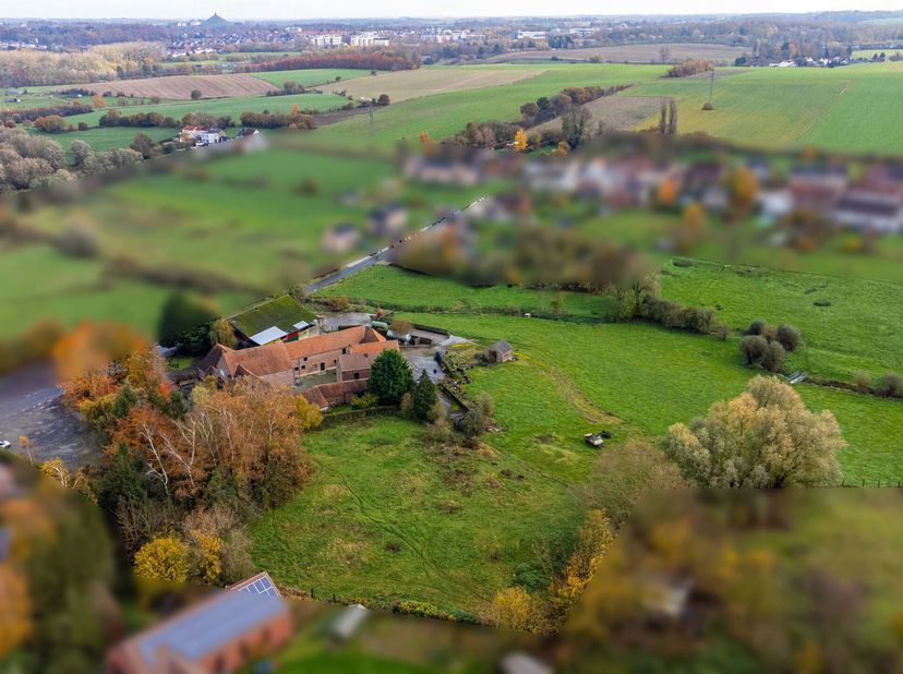 Magnifique ferme brabançonne en carré bénéficiant dune salle de réception et diverses dépendances.Lensemble des bâtiments requiert des rénovations en
