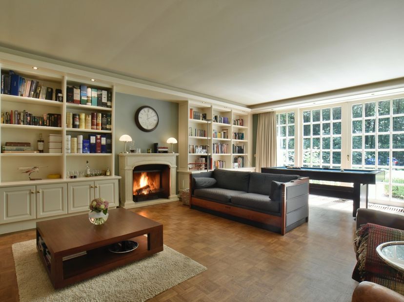 Schitterende villa-bungalow (450 m²), exclusief gelegen in de villawijk &quot;Zilverkust&quot; te Lanaken-Rekem, op een fraai perceel van 2.850 m², grenzend aan