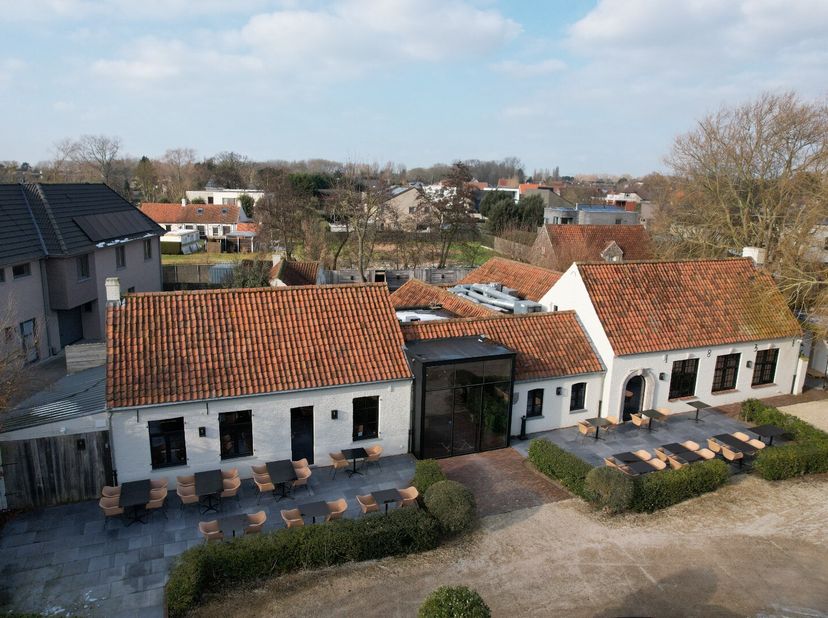 Deze ruime, en tot in de puntjes met luxe materialen gerenoveerde, horecazaak werd in 2019 vernieuwd en uitgebouwd en is gelegen langs een invalsweg t