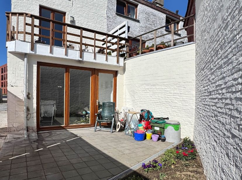 Ontdek deze gezellige woning, ideaal gelegen in een rustige doodlopend zijstraatje van de Coupure, hartje Gent, vlakbij het Groenevalleipark. Vlakbij