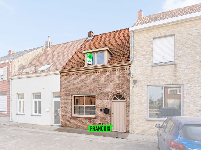 À Roesbrugge (section de Poperinge), se trouve cette maison à rénover. La superficie totale est de 300 m² et offre de nombreuses possibilités. La disp