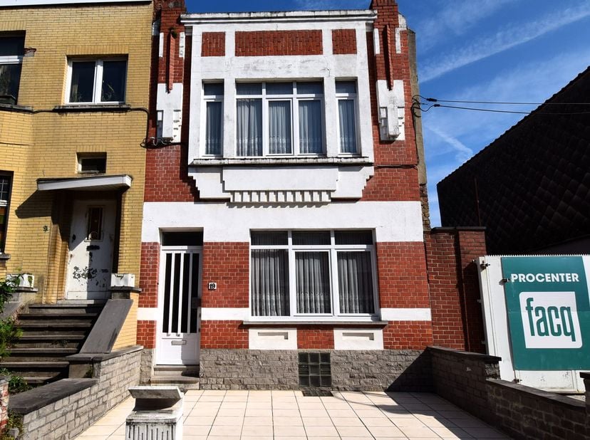 Rue Fik Guidon 19, rue à sens unique sur la frontière avec Berchem: Maison unifamiliale offrant 105m² avec cour avant de 20m² (possibilité parking) et