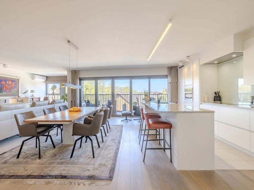 Luxe appartement met terrassen en ondergrondse staanplaats.&lt;br /&gt;
Gelegen op de 2e verdieping bevindt zich dit lichtrijke en ruime appartement met all