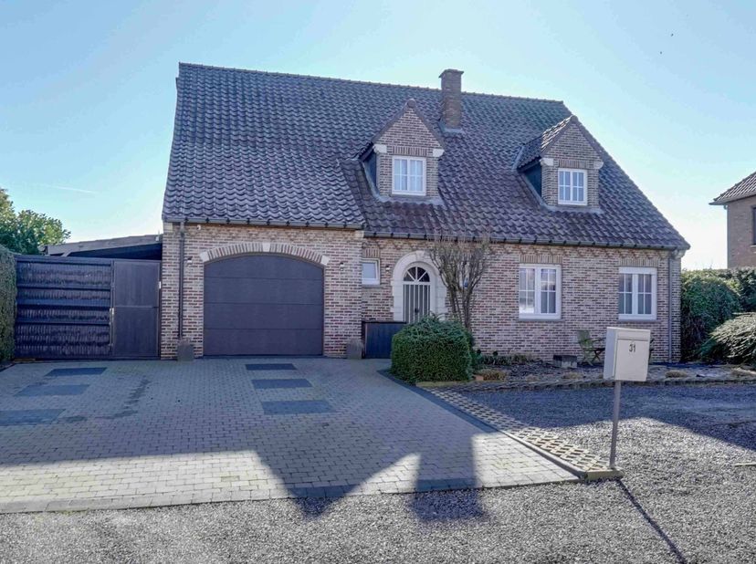 Vrijstaande instapklare woning gelegen in het rustige Rutten, een autoluwe woonbuurt op 4 km van Tongeren.&lt;br /&gt;
De perceel is 1015 m² en de woning he