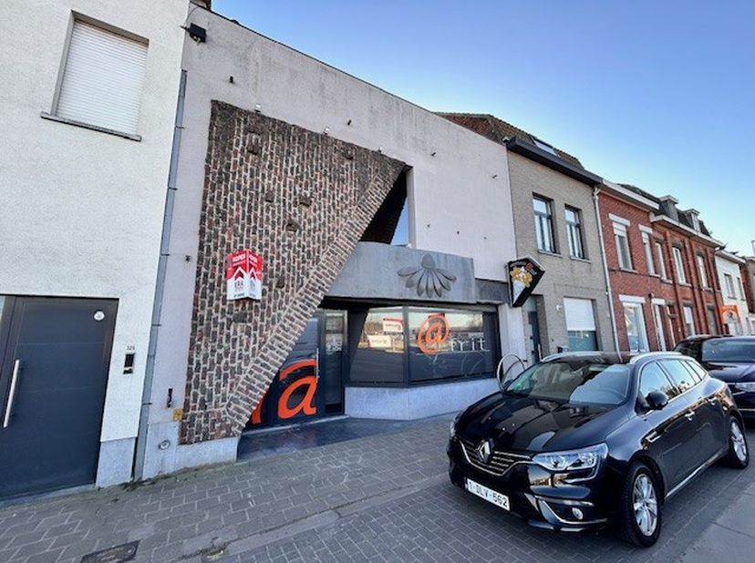 Menen: handelspand met tuin te koopIndeling:winkelruimte, bureau, keuken, tuin1ste verdiep: polyvalente ruimte, toilet, berging en keukenPluspunten: c