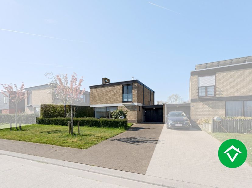 In het rustige Zedelgem staat een prachtige standaard half open bebouwing te koop. Deze ruime woning beschikt over 3 slaapkamers, een perceeloppervlak