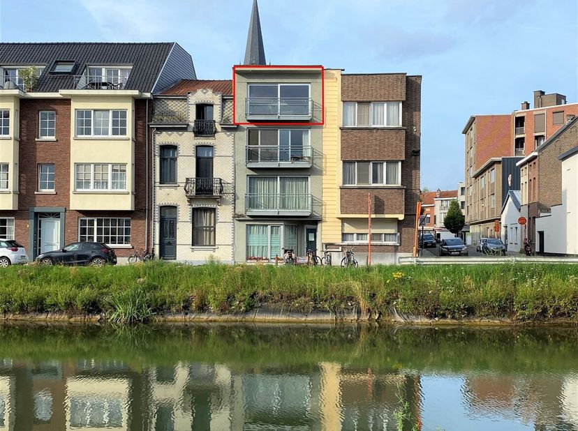 Ligging: Het appartement heeft een zeer gunstige ligging met een idyllisch uitzicht over de Vaart.  Dit appartement is op wandel- en fiets afstand gel