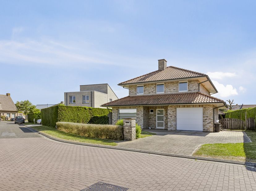 Ontdek deze prachtige, instapklare villa in Uitkerke, een charmante deelgemeente van Blankenberge, die u direct zal betoveren. Gelegen op een rustige,