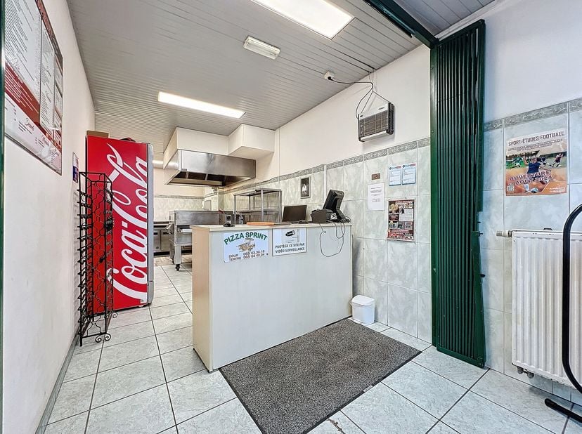 DOUR / Face à la place verte, Immo Dussart vous propose une pizzeria service à domicile avec le matériel complet pour l&#039;exploitation.&lt;br /&gt;
Prix du fo