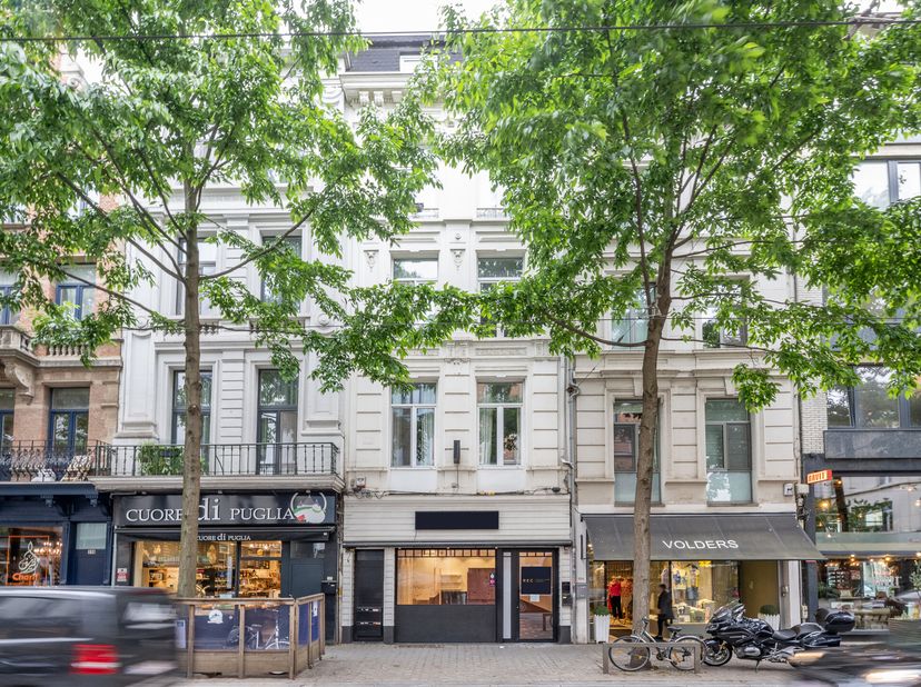 Handelspand te koop gelegen aan de Nationalestraat.&lt;br /&gt;
Dit pand werd voorheen gebruikt als slagerij en werd recent gestript.&lt;br /&gt;
De industriële d