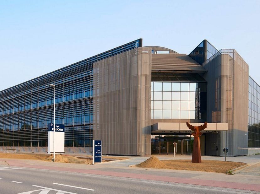 500m² de bureaux (extensible à 2161m²)&lt;br /&gt;
Emplacement : R0, E40 et E19 à 1km ; arrêt de bus devant le bâtiment, gare et arrêt de tram à 1km&lt;br /&gt;
S