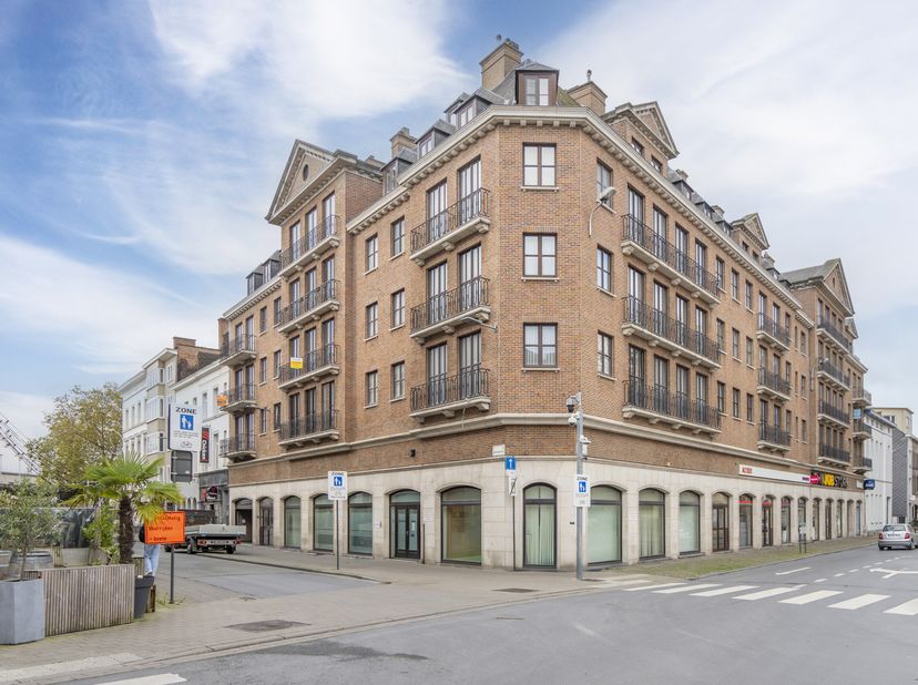 Dit hoekpand biedt een uitstekende zichtbaarheid en beschikt over een totale oppervlakte van ca. 197 m² op het gelijkvloers en een bijkomende 200 m² o