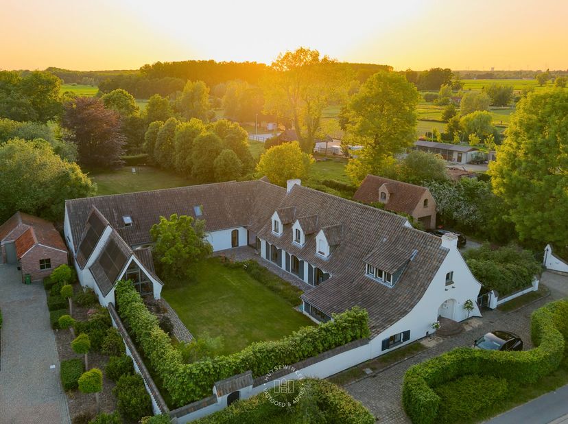 Deze charmante villa is gelegen in de landelijke en rustige gemeente Laarne. Met een bewoonbare oppervlakte van maar liefst 720 m² voor de villa en 80