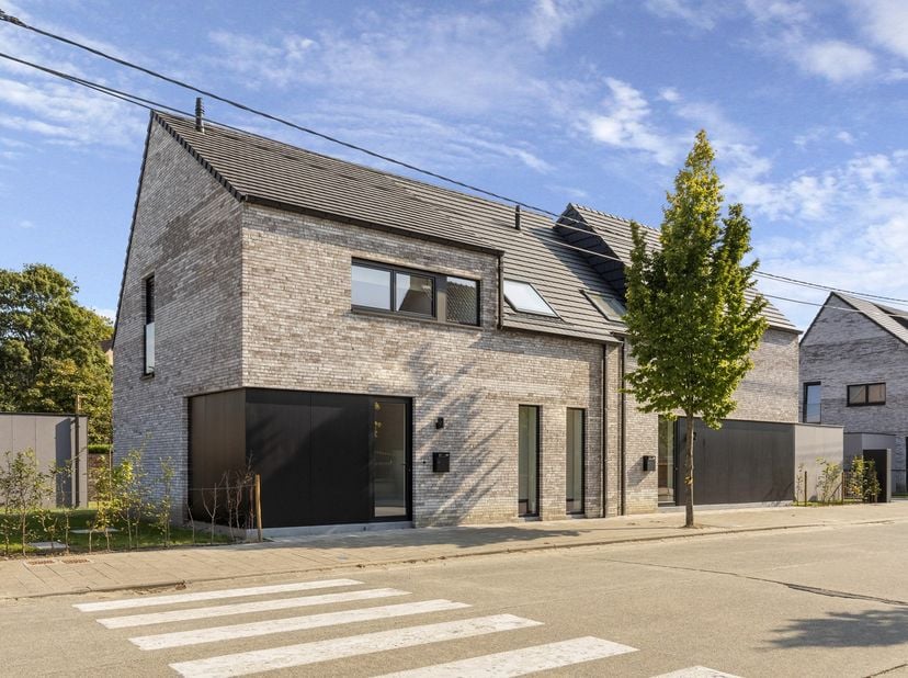 Deze moderne energiezuinige koppelwoning vinden we terug in een nieuw, groen woonerf onder de kerktoren van Waterland-Oudeman. Dit vooruitstrevende pr