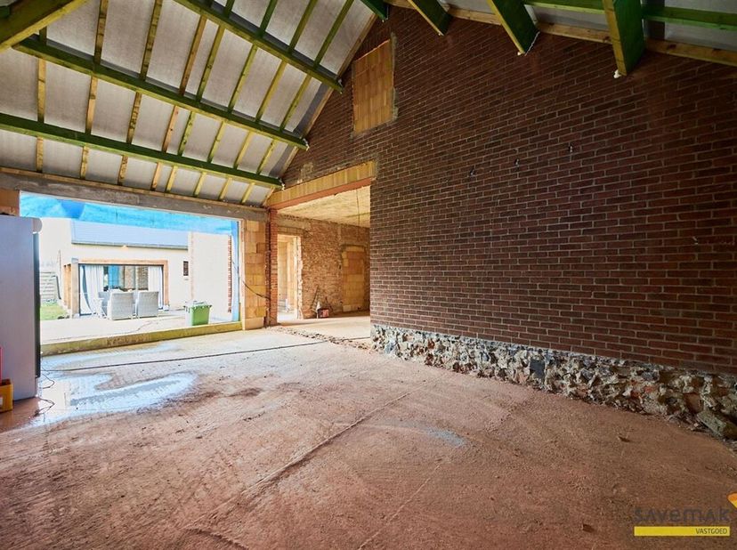 Deze uitzonderlijke combinatie van een nieuwbouwwoning met bijhorende stallen en garage ligt op een domein van 1 hectare landbouwgrond.&lt;br /&gt;
De vergu