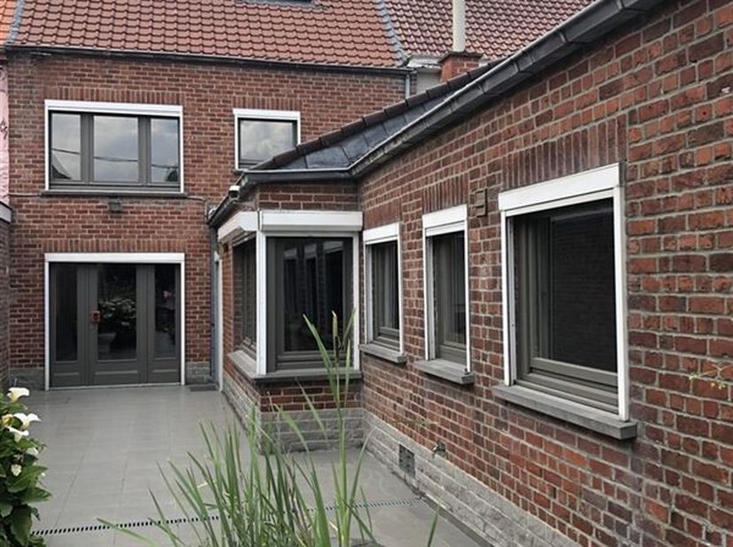 Henro-immo vous présente cette maison trois chambres dans une rue très calme de Gaurain-Ramecroix.&lt;br /&gt;
Cette maison se compose au rez-de-chaussée, d