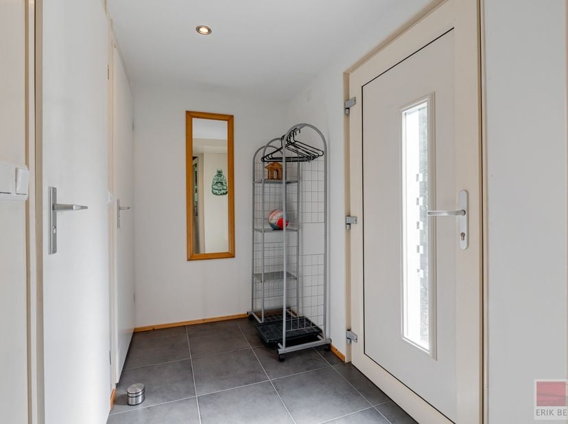 Gelijkvloerse vakantiewoning met een woonoppervlakte van 79 m², gelegen op een royaal perceel van 570 m². Deze woning beschikt over vier slaapkamers e